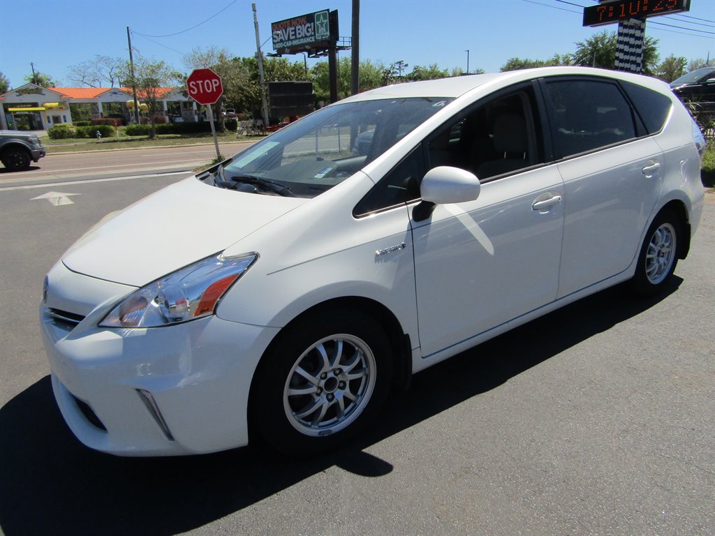 2014 Toyota Prius v Five