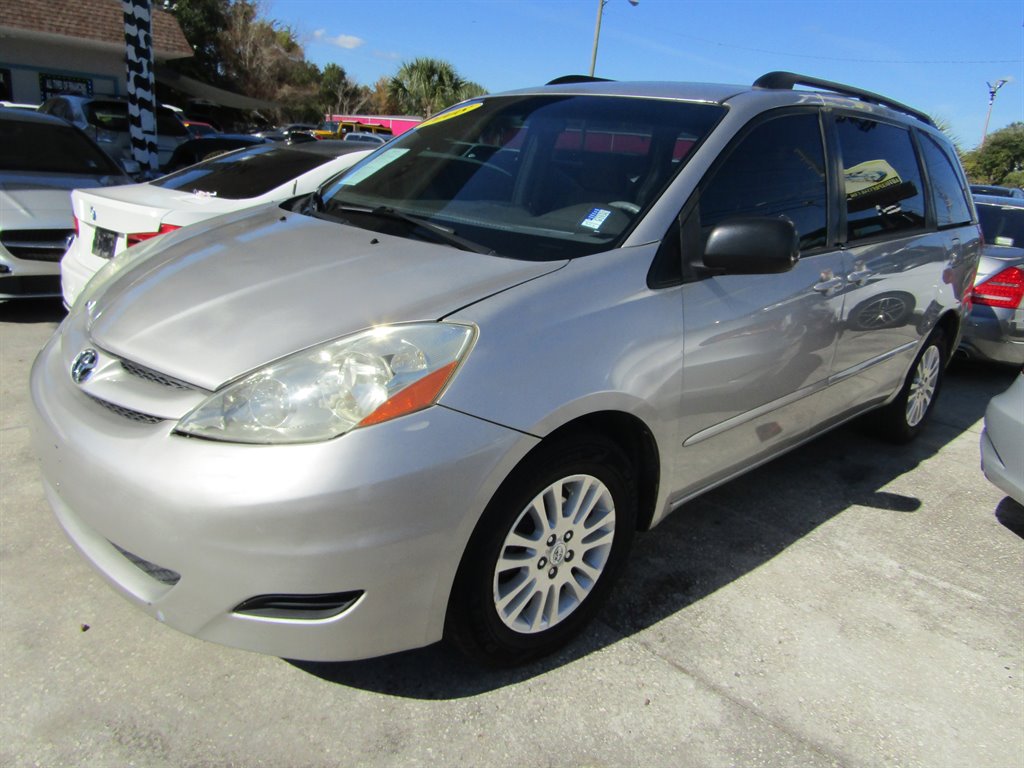 2008 Toyota Sienna LE's photo