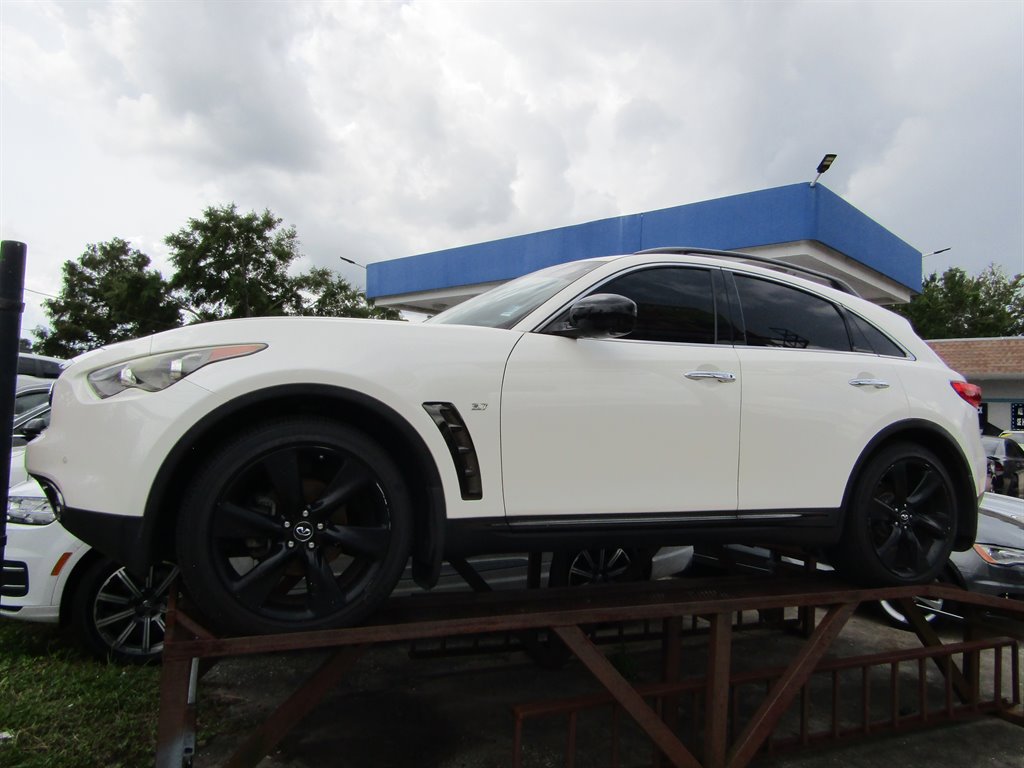 2017 INFINITI QX70